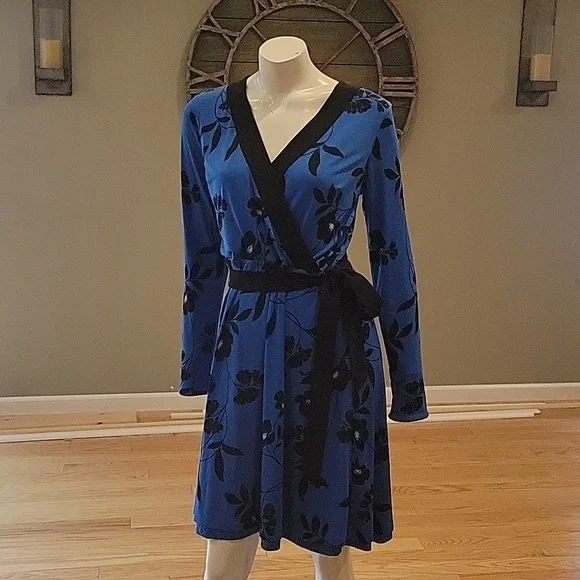 white house black market reversible dress Women's Reversible Wrap Dress in Black size 2